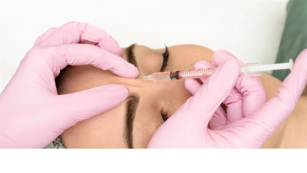 ابنتها كشفت المفاجأة.. طبيب تجميل حَقَن بوتوكس لفنانة شهيرة داخل أحبالها الصوتية بالخطأ!