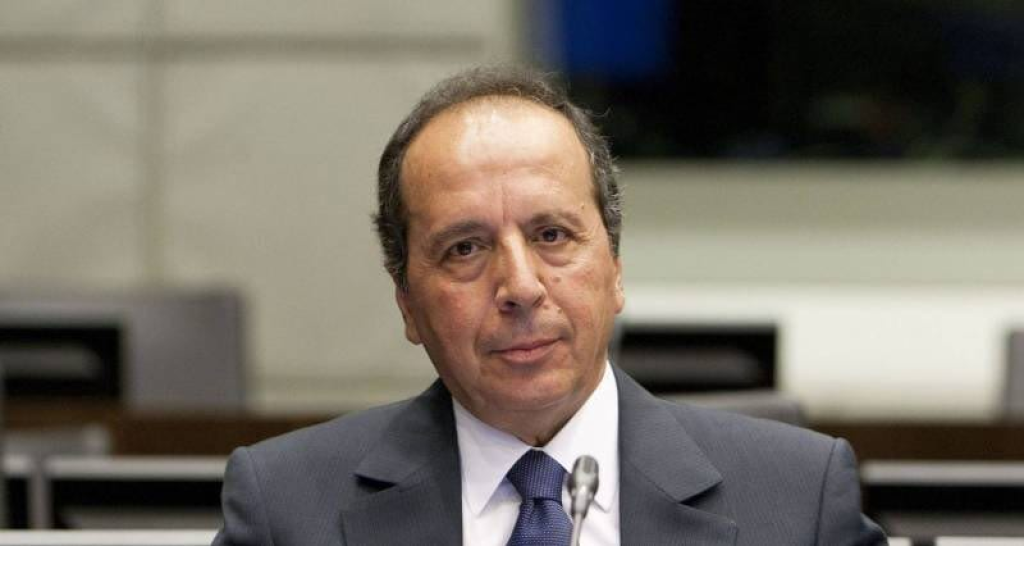 السيد ينتقد 