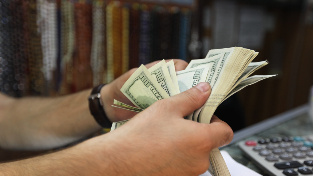 ماذا ينتظر سعر صرف الدولار في 2025؟