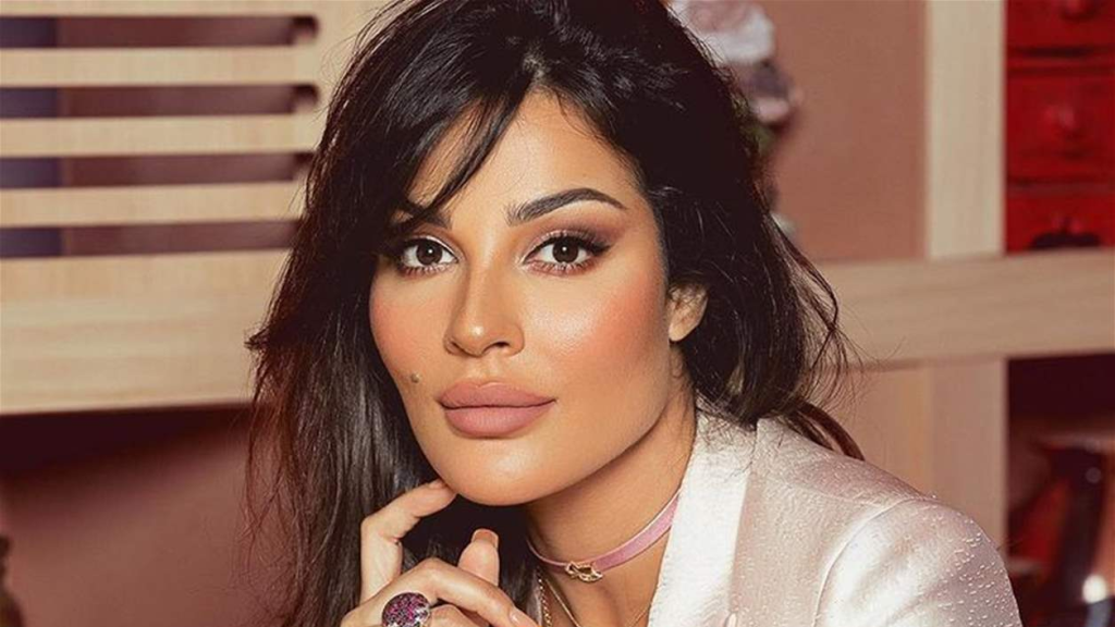 بالفيديو- بملابس مثيرة وتضجّ أنوثة.. هكذا تستقبل نادين نسيب نجيم العام الجديد!