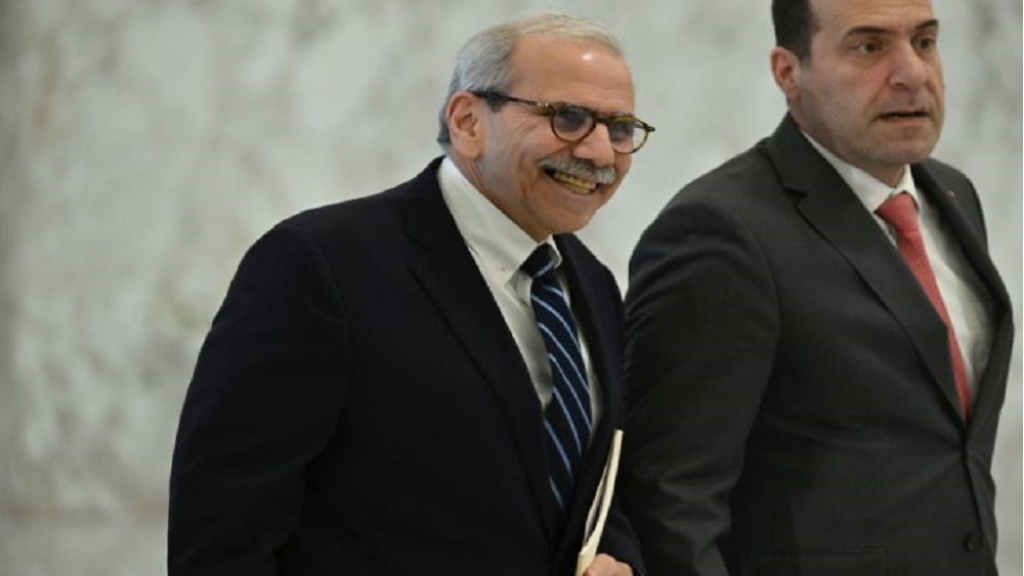 الدفع الدولي يتدحرج: ماكرون وغوتيريش في بيروت الرئيس المكلف يمضي إلى احتواء الاعتراض الشيعي