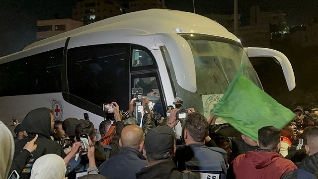 حماس تفرج السبت عن 4 