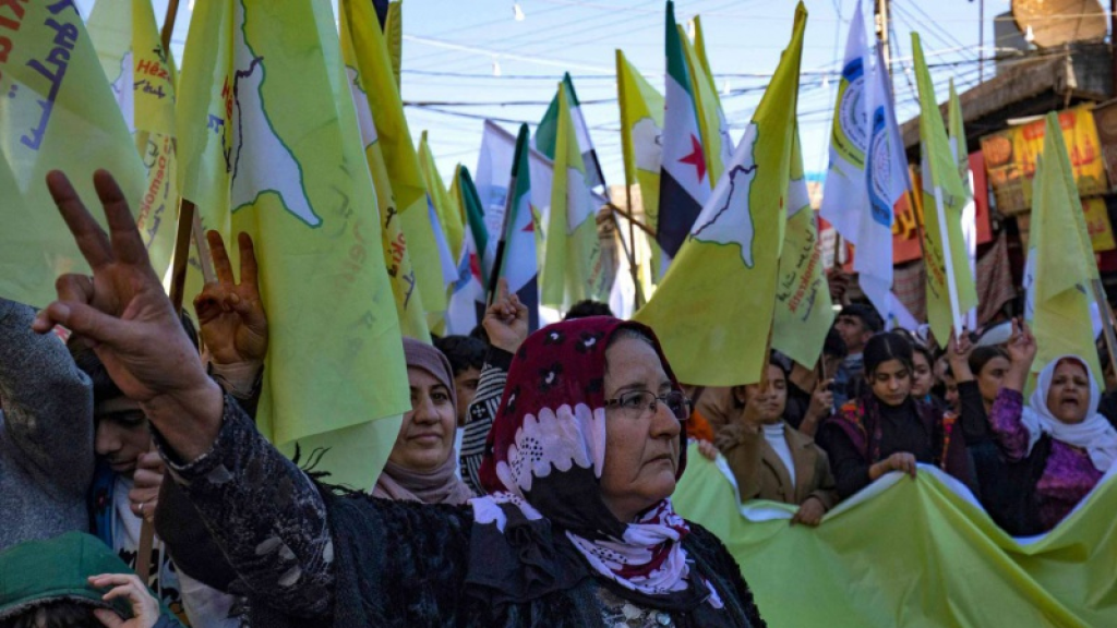 أكراد سوريا يتحركون لترتيب بيتهم الداخلي استباقا لضغوط من دمشق