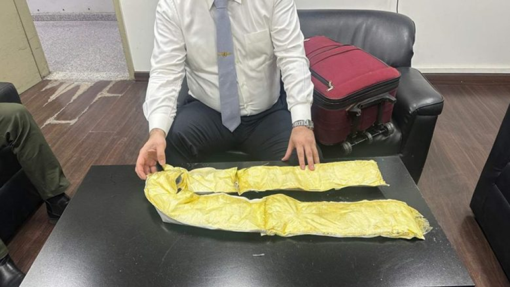 في المطار ضَبط بحوزته كوكايين .. وهذه جنسيته