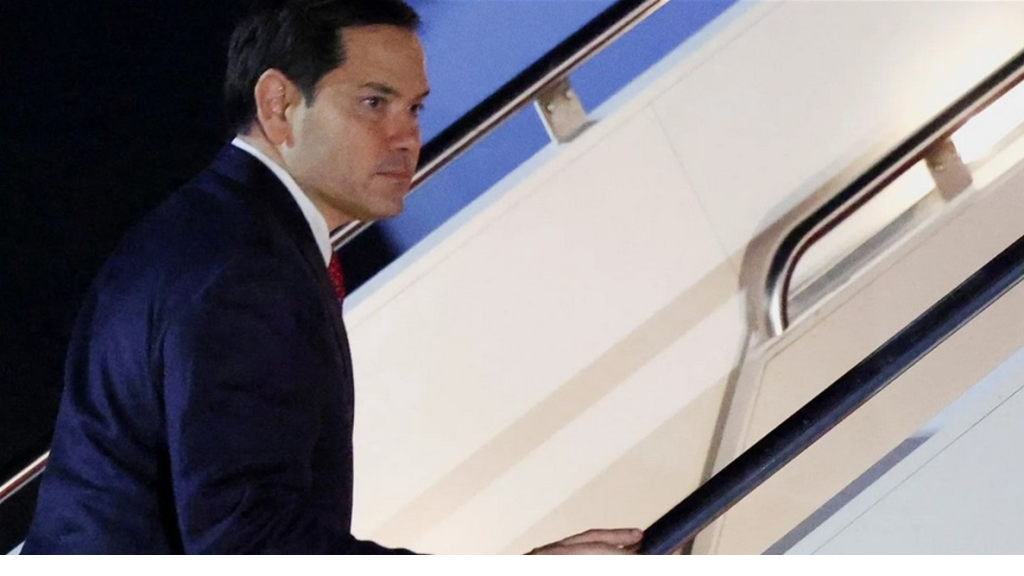 بسبب تصدع في الزجاج.. طائرة وزير خارجية أميركا تعود أدراجها فجأة وتهبط اضطراريا (فيديو)