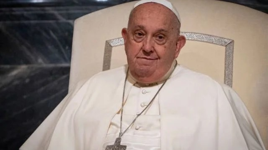 البابا فرانسيس يدخل المستشفى