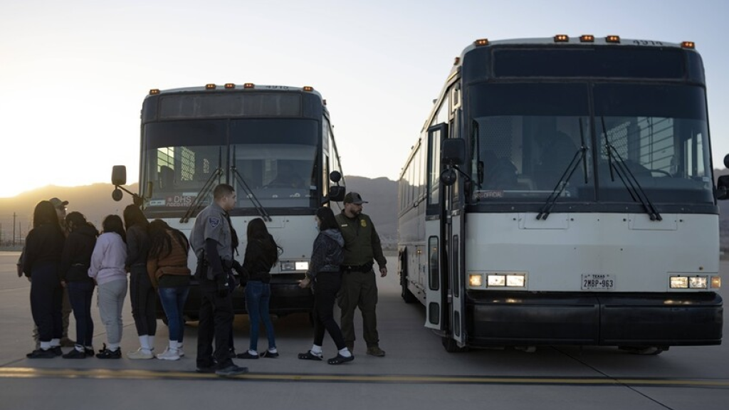 بمناسبة عيد الحب.. البيت الأبيض ينشر صورة وأبياتا شعرية ساخرة تتوعد المهاجرين (صورة)
