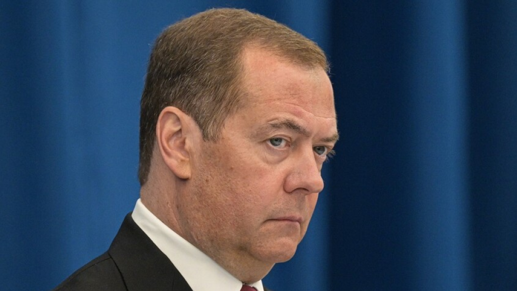 الكلب المسعور يعض صاحبه.. تعليق مدفيديف على قصف أوكراني لمنشأة دولية