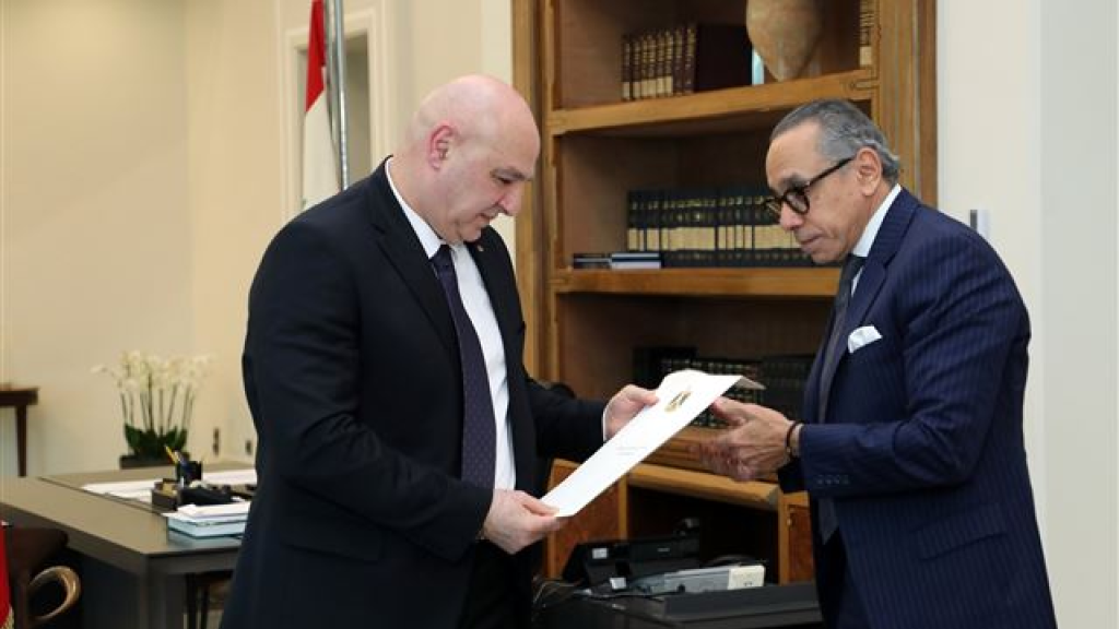 في قمة غير عادية… دعوة رسمية عربية لعون!