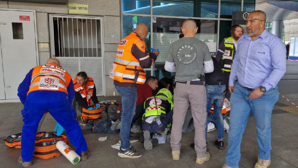 إعلام العدو: قتيل و6 جرحى في عملية طعن وإطلاق رصاص بمدينة حيفا الفلسطينية المحتلة.