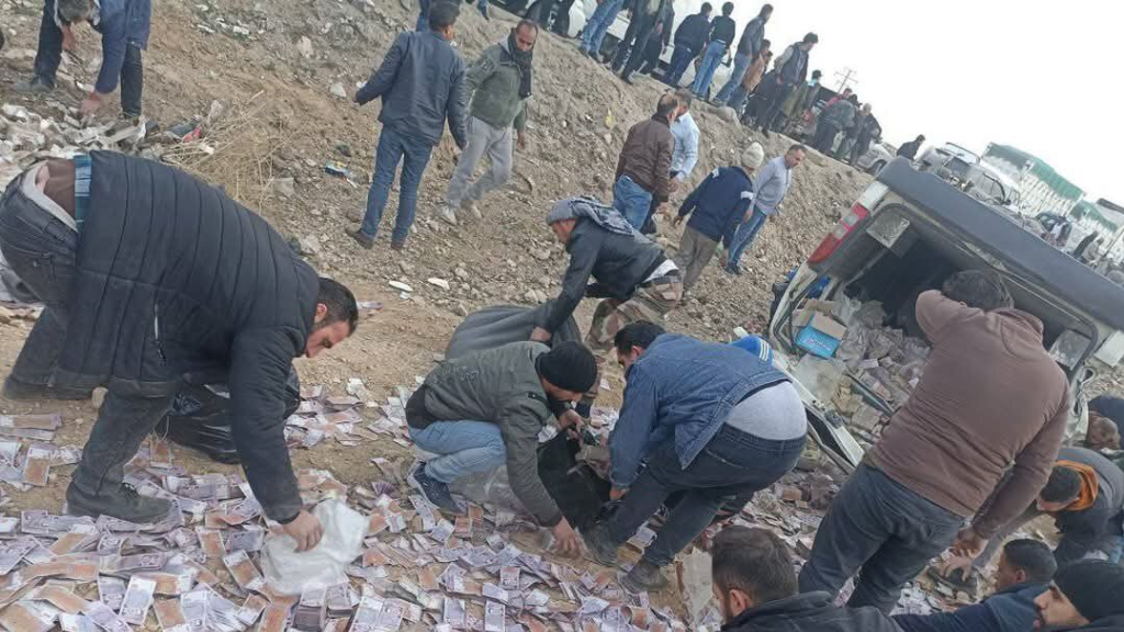 حادث مروري ينثر ملايين الليرات السورية على طريق دمشق