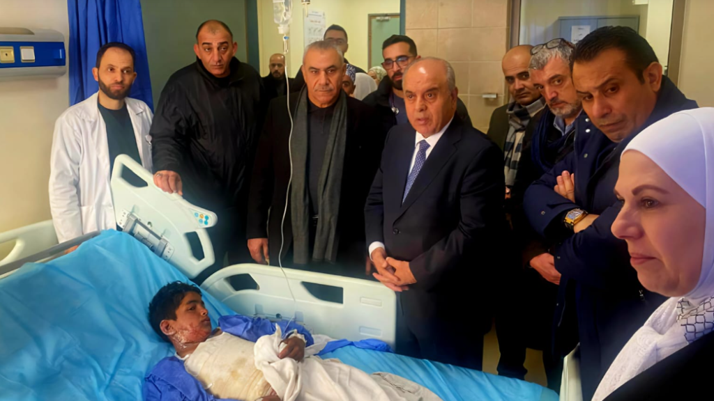 الملكة رانيا تطمئن على حالة طفل أضرم رفاقه النار بجسده