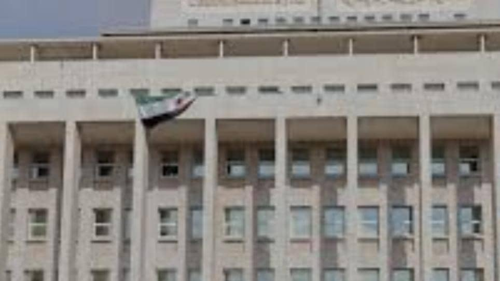من  بينها البنك المركزي.. بريطانيا تلغي عقوباتها على 24 كيانا سوريا