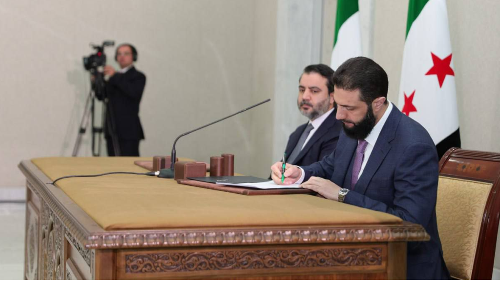 الشرع يوقع الإعلان الدستوري لسوريا