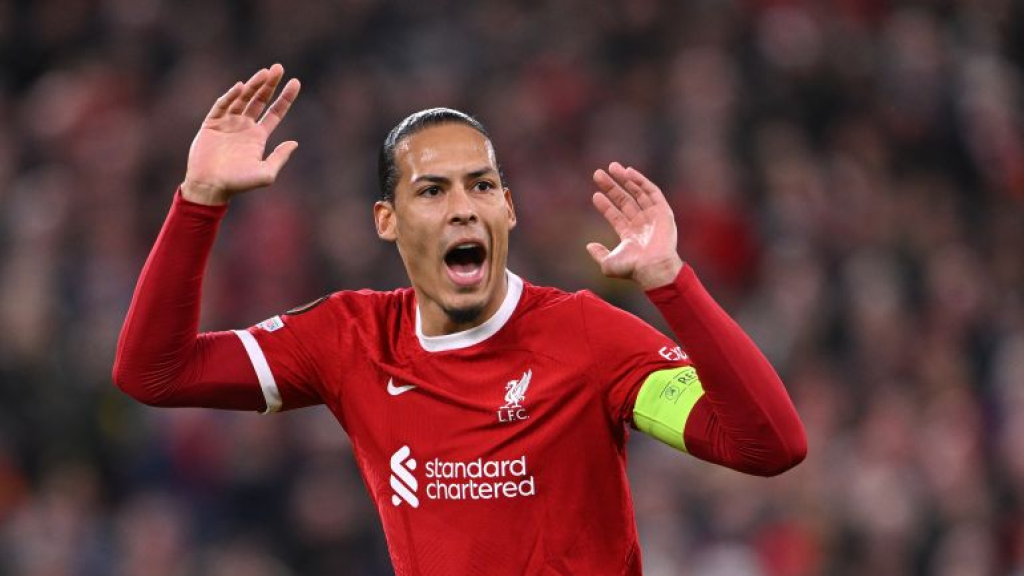 كرة قدم فان دايك يلحق بمحمد صلاح ويوقع عقداً لعامين مع ليفربول