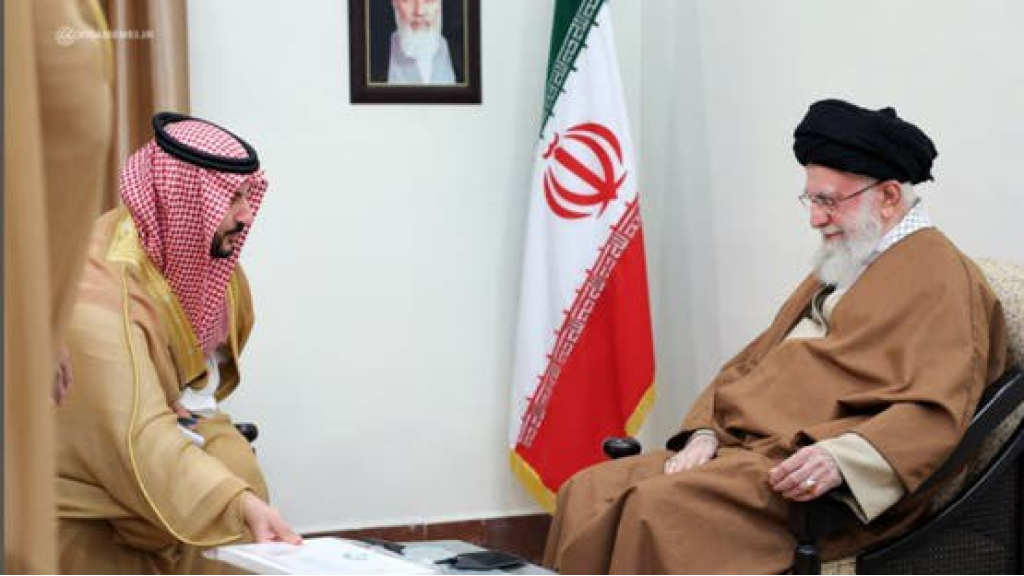 وزير الدفاع السعودي يسلم المرشد الإيراني رسالة من الملك سلمان