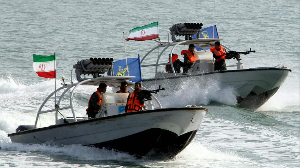 إيران تحتجز سفينتين في مياه الخليج