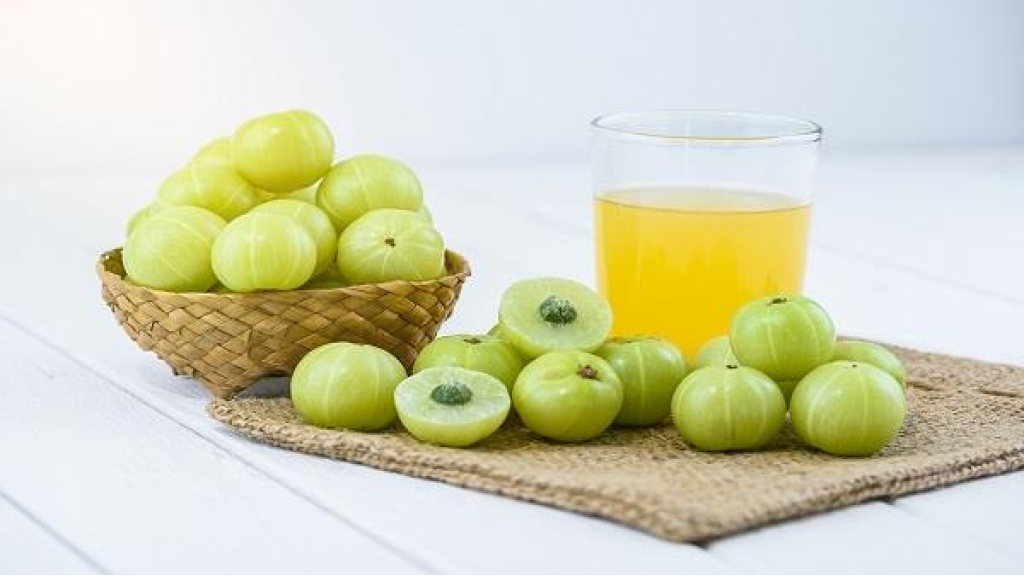 شرب عصير الأملا على معدة فارغة
