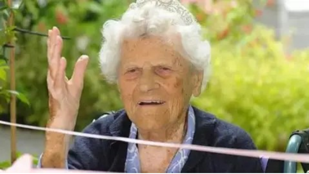 ساري امرأة ، 115 ، تصبح أقدم شخص في العالم