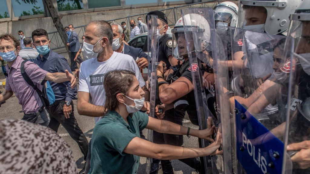 اعتقال المئات في إسطنبول ضمن حملة لقمع احتجاجات عيد العمال