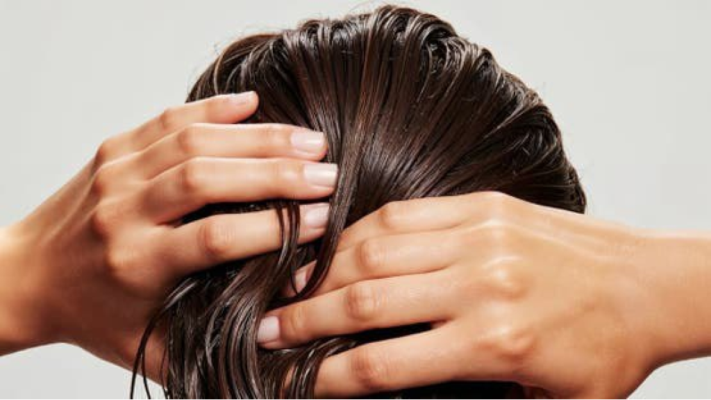 5 أفكار شائعة وخاطئة حول العناية بالشعر.. تعرفوا عليها