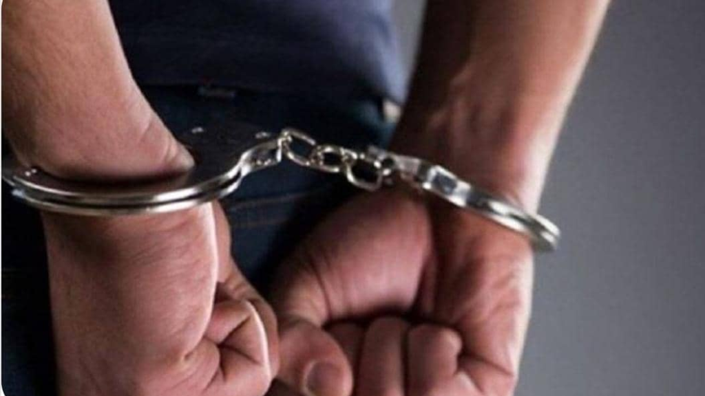 توقيف مواطنَين بعد تعرضهما لأحد رجال الدين