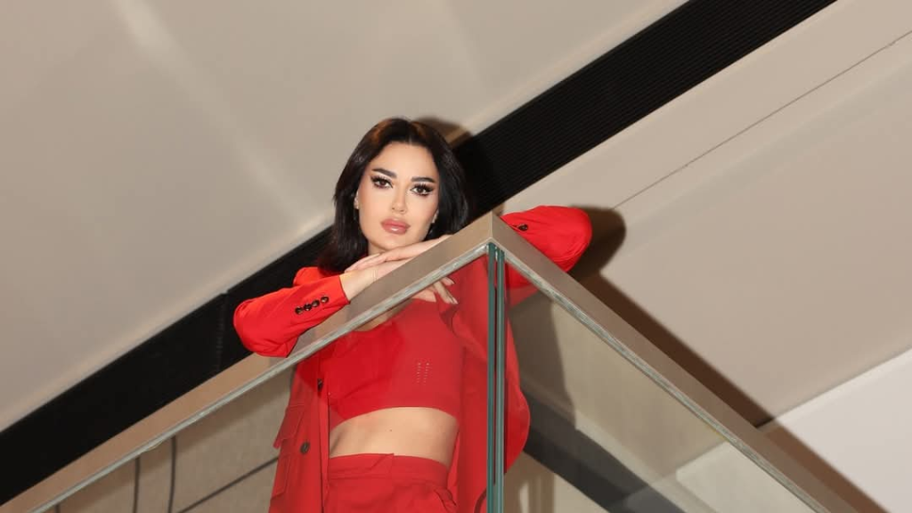 سيرين عبد النور تتألق بإطلالة حمراء ساحرة