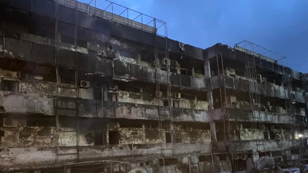 حريق هائل يلتهم منتجع ناجي بيتش في رأس مسقا وفرق الإغاثة تستنفر