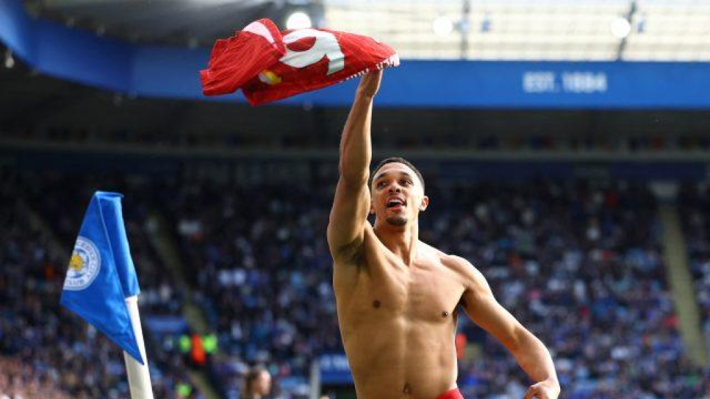 أرنولد إلى ريال مدريد.. اللاعب يعلن رسمياً خلع قميص ليفربول