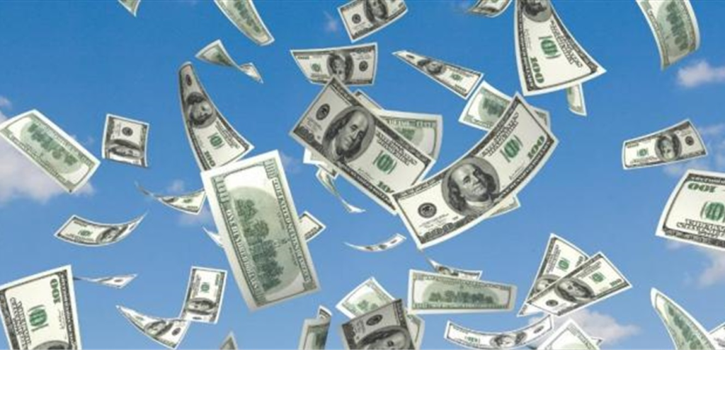 مشهد غير مألوف… دولارات تتطاير في الهواء في منطقة لبنانيّة