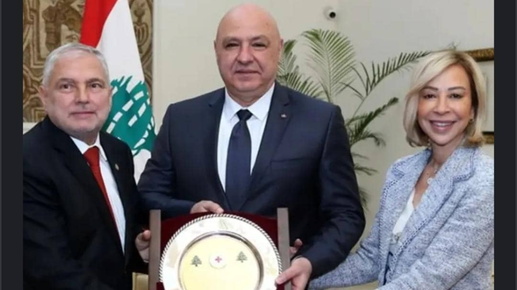 الرئيس عون يتبرع براتبه للصليب الأحمر