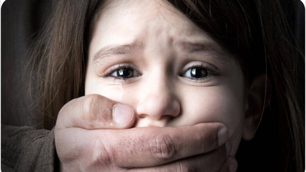 ادين باعتداء جنسي على طفلة داخل مرحاض.. وهذا ما حلّ به