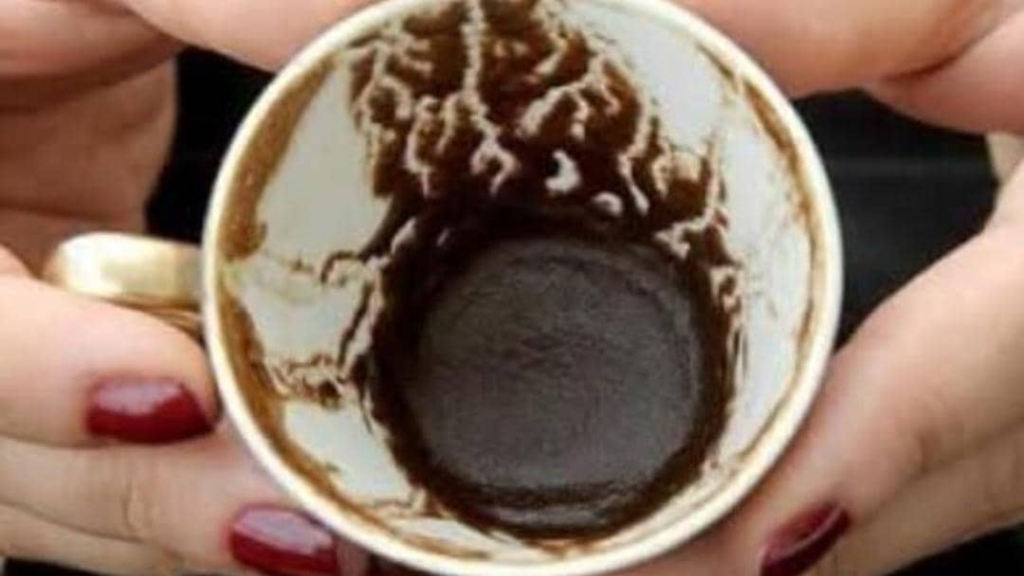 «فضيخة غير متوقعة».. إمرأة تطلب من ChatGPT قراءة فنحان قهوة زوجها