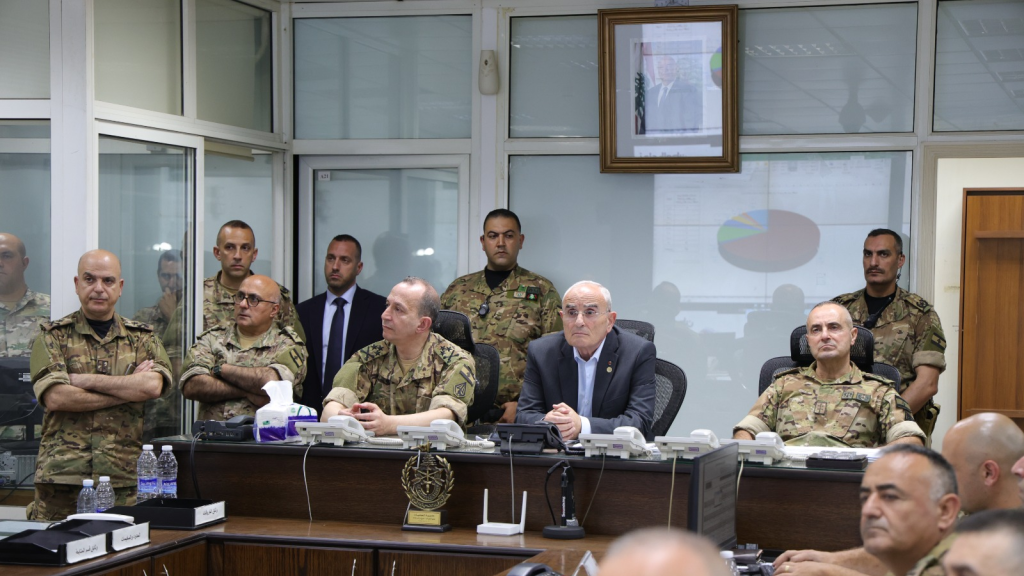 وزير الدفاع من غرفة عمليات قيادة الجيش: التنسيق القائم بين وزارتي الدفاع والداخلية سبب نجاح هذا الاستحقاق الوطني