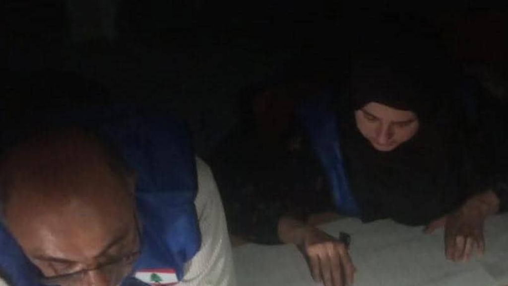 غياب التيار الكهربائي وبَدء فرز الأصوات على ضوء الهاتف في مدرسة الزاهرية الرسمية للصبيان