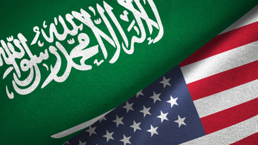 السعودية.. البدء بتركيب الأعلام السعودية والأمريكية بشوارع الرياض قبيل زيارة ترامب وسط تفاعل (فيديو)