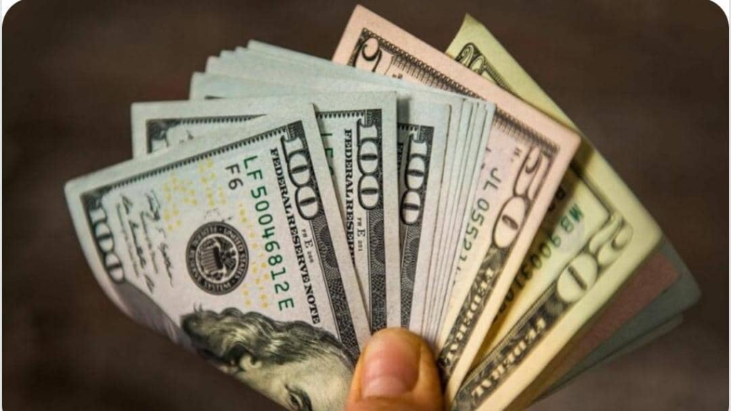 الدولار يرتفع وجولة على أسعار العملات