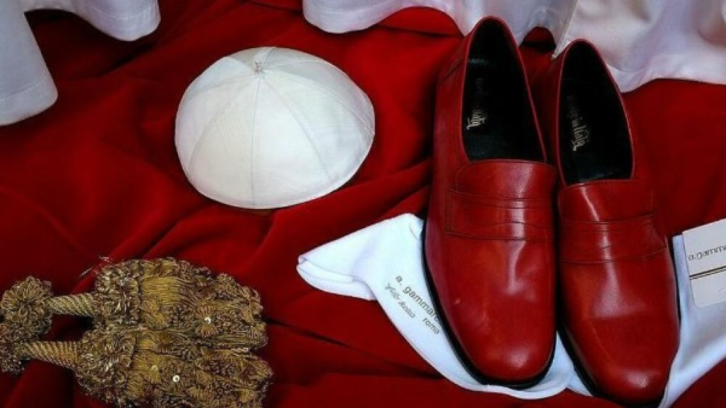 بابا الفتيكان الجديد أعاده.. اعرف سر ارتداء الحذاء الأحمر في الكنيسة الأم