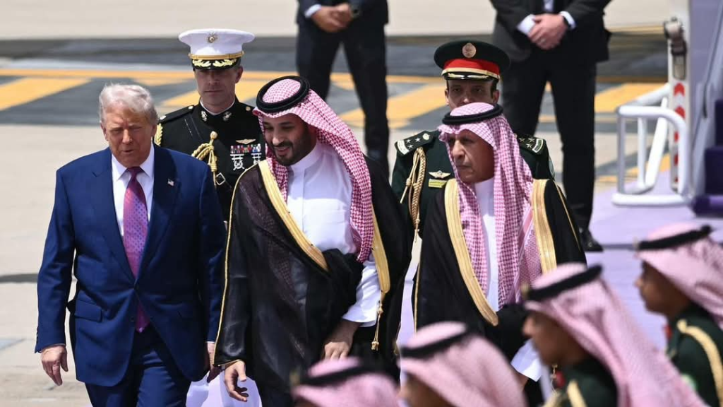 رابطة عنق الرئيس الأميركي بالسعودية تلفت الأنظار