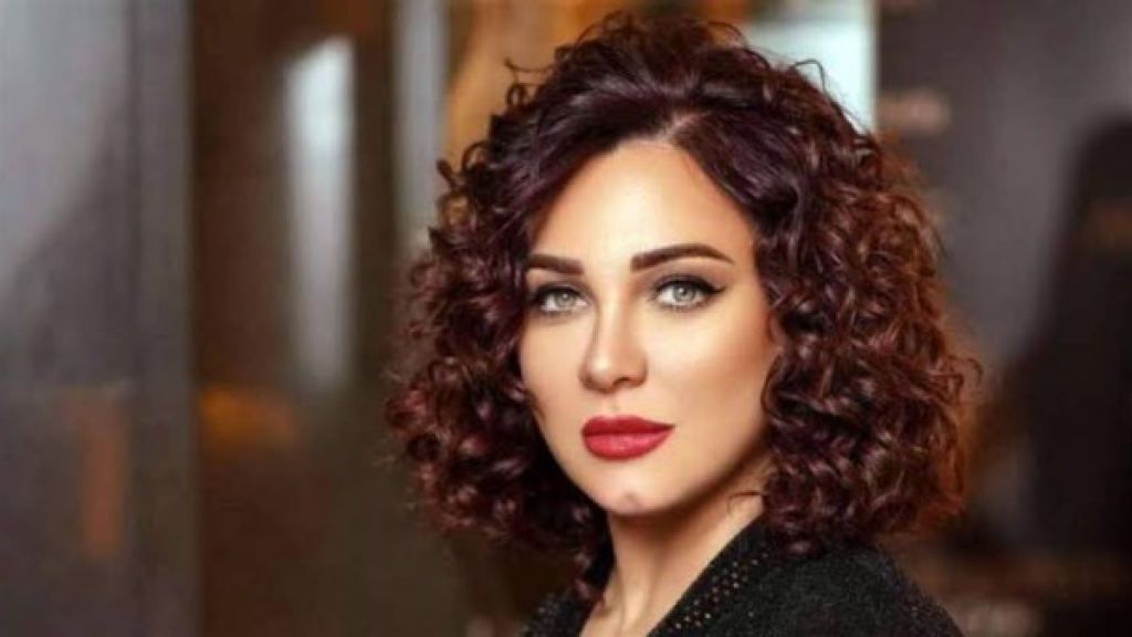سولاف فواخرجي تعرب عن سعادتها برفع العقوبات جزئيا عن سوريا