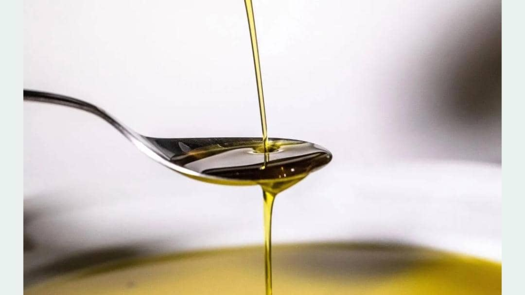 المؤثرون يشجعون عليه... هل لشرب زيت الزيتون على معدة فارغة فوائد سحرية؟