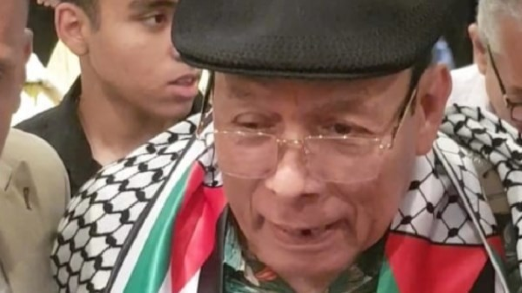 أحمد ماهر بالشال الفلسطيني في مهرجان العودة السينمائي في الأوبرا