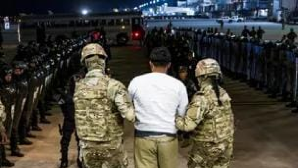 المحكمة العليا الأميركية تقيد الترحيل بقانون 