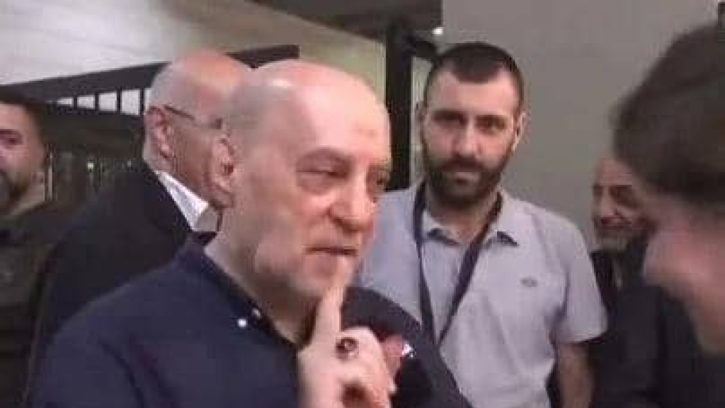 نائب حزب الله يرفض الحديث إلى محطة تلفزيونية!