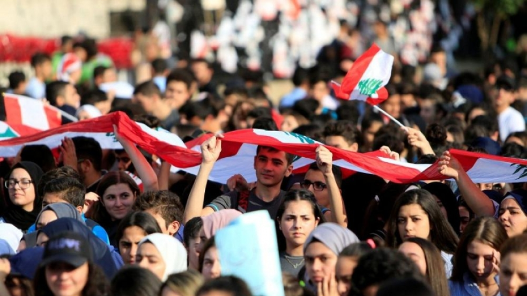 مسيرات حزبية تجوب شوارع بيروت رافعة رايات “حزب الله”