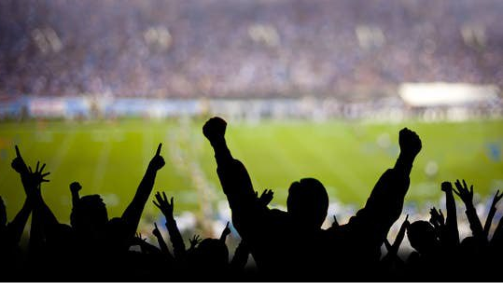 زوجته تطلب الخلع.. توقيف مشجع مصري رقص عاريا بعد مباراة