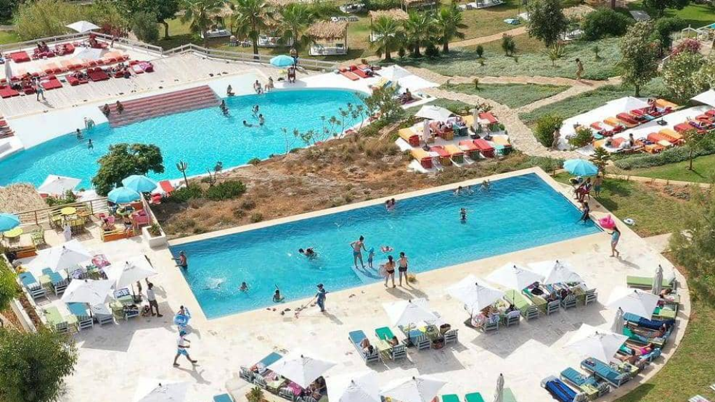 موسم المسابح بدأ... إستثمار يشغّل 40 قطاع ويوظّف 1500 شاب!
