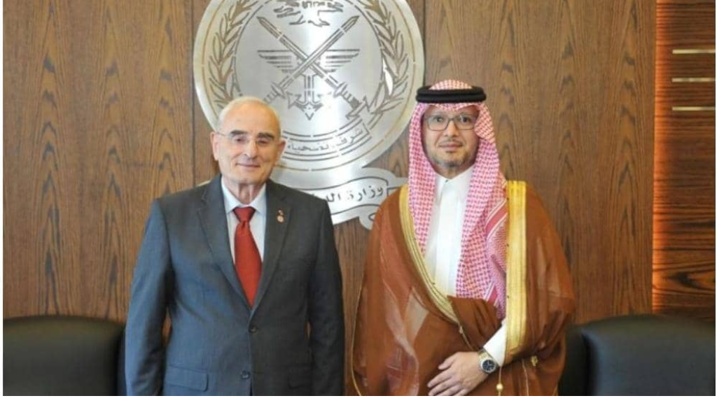 لقاءٌ بين وزير الدفاع وبخاري… هذا ما تناوله