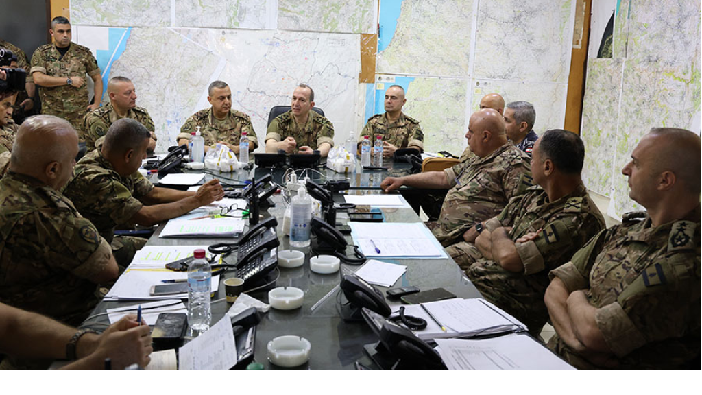 قائد الجيش تفقد غرفة العمليات المركزية في منطقة الجنوب وقيادة لواء المشاة الخامس واطّلع على إجراءات حفظ أمن العملية الانتخابية في الجنوب