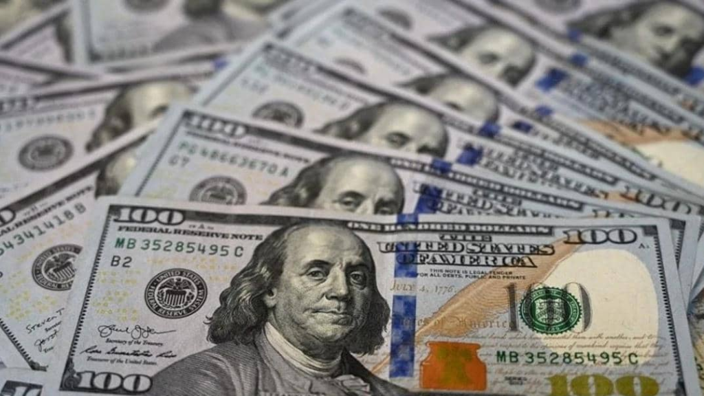 مع تراجع ترامب عن تهديد الاتحاد الأوروبي... الدولار ينخفض